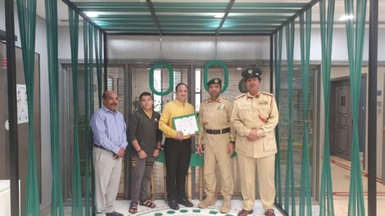 കൈയില്‍ കിട്ടിയത് 1.35 ലക്ഷം ദിര്‍ഹം; ഇന്ത്യക്കാരന്റെ സത്യസന്ധതയെ അനുമോദിച്ച് ദുബൈ പൊലീസ്