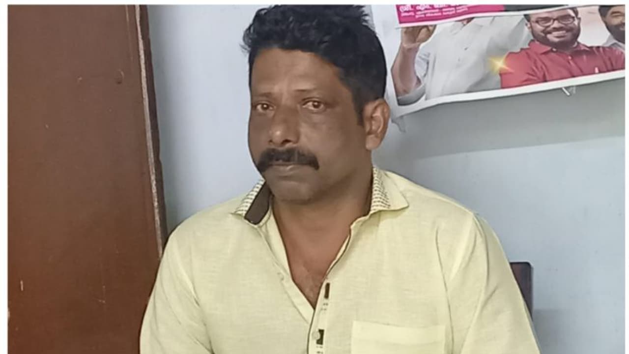 അടുക്കളയിൽ രഹസ്യ അറ, നിറയെ മദ്യം; അനധികൃത മദ്യ വില്പന നടത്തിയയാൾ ഒടുവിൽ പിടിയിൽ