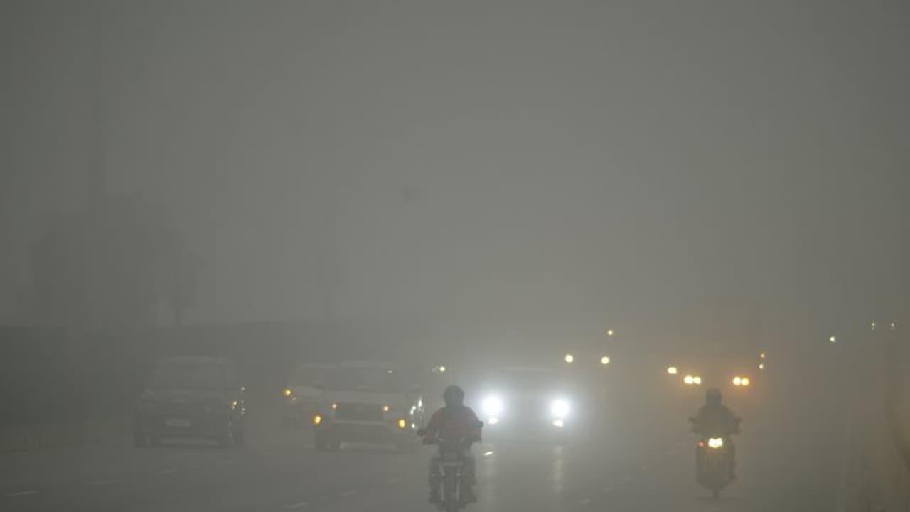 పొగమంచుతో ప్రమాదం.. కారును ఢీ కొట్టిన ఊకలారీ.. ఇద్దరు మృతి, ఒకరికి గాయాలు.. పొగమంచుతో ప్రమాదం.. కారును ఢీ కొట్టిన ఊకలారీ.. ఇద్దరు మృతి, ఒకరికి గాయాలు..