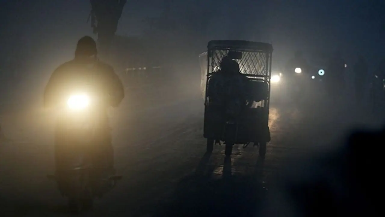 ఢిల్లీపై చలి పంజా.. పొగమంచు ఎఫెక్ట్తో పలు రైళ్లు, విమానాలు ఆలస్యం.. స్కూల్స్కు ఈనెల 15 వరకు సెలవులు..! ఢిల్లీపై చలి పంజా.. పొగమంచు ఎఫెక్ట్తో పలు రైళ్లు, విమానాలు ఆలస్యం.. స్కూల్స్కు ఈనెల 15 వరకు సెలవులు..!