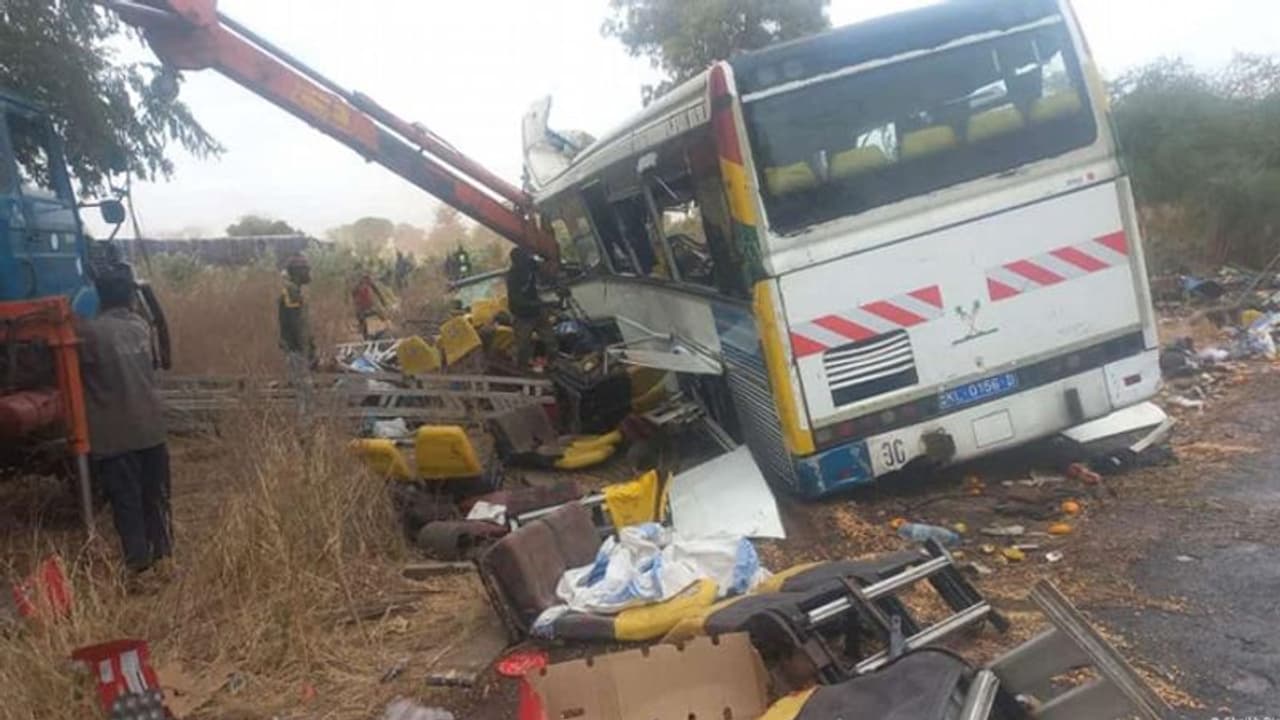 Bus Accident: இரண்டு பேருந்துகள் நேருக்கு நேர் மோதல்! 40 பேர் உடல் நசுங்கி ரத்த வெள்ளத்தில் பலி!பலர் சீரியஸ்.!