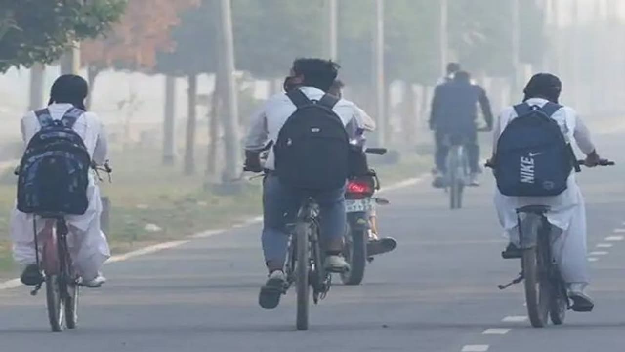 यूपी बिहार, झारखंड समेत इन राज्यों में बढ़ी छुट्टियां, शीतलहर के चलते लखनऊ में 14 जनवरी तक बंद रहेंगे स्कूल