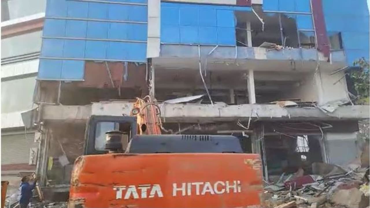 राजस्थान में पहली बार बड़ा एक्शन: पेपर लीक करने वाले मास्टरमांइड के कोचिंग पर गरजे बुलडोजर, धूल बनी इमारत राजस्थान में पहली बार बड़ा एक्शन: पेपर लीक करने वाले मास्टरमांइड के कोचिंग पर गरजे बुलडोजर, धूल बनी इमारत