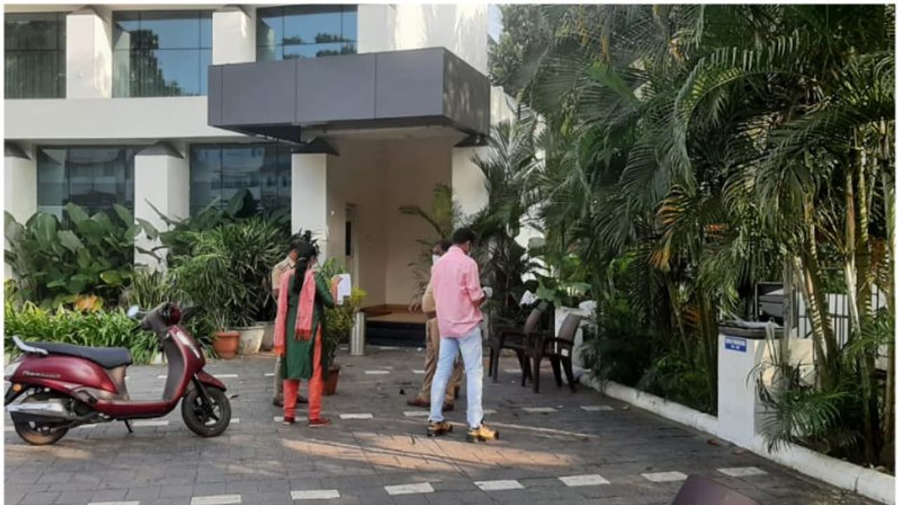 ബാറില് വച്ച് ഗുണ്ടാ സംഘങ്ങള് ഏറ്റുമുട്ടി; മൂന്ന് പേര്ക്ക് കുത്തേറ്റു, രണ്ട് പേരുടെ നിലഗുരുതരം ബാറില് വച്ച് ഗുണ്ടാ സംഘങ്ങള് ഏറ്റുമുട്ടി; മൂന്ന് പേര്ക്ക് കുത്തേറ്റു, രണ്ട് പേരുടെ നിലഗുരുതരം