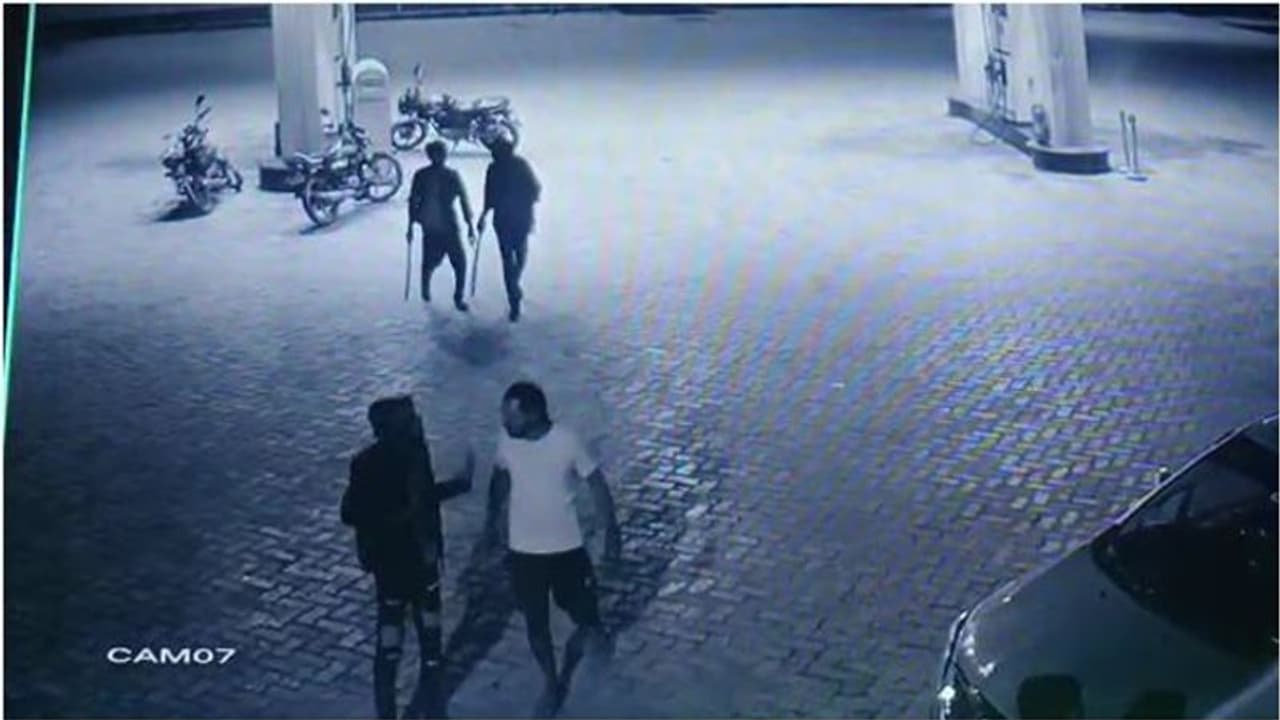 राजस्थान में बदहाल कानून व्यवस्था: नशे में चूर बदमाशों ने पेट्रोल पंप सेल्समैन पर बरसाए डंडे, देखे शॉकिंग CCTV राजस्थान में बदहाल कानून व्यवस्था: नशे में चूर बदमाशों ने पेट्रोल पंप सेल्समैन पर बरसाए डंडे, देखे शॉकिंग CCTV