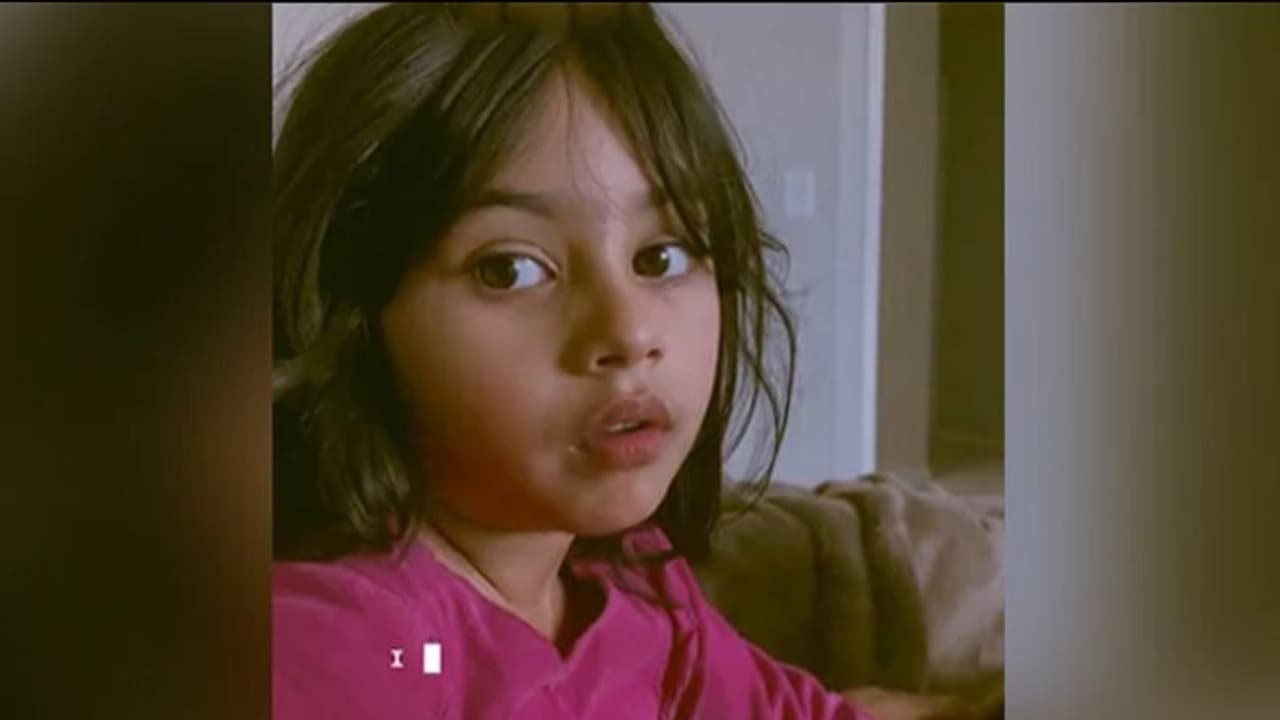 'മോളൊരു ചേച്ചിയാകാൻ പോകുന്നു'; കൊച്ചുപെണ്കുട്ടിയുടെ പക്വതയ്ക്ക് കയ്യടിച്ച് സോഷ്യല് മീഡിയ 'മോളൊരു ചേച്ചിയാകാൻ പോകുന്നു'; കൊച്ചുപെണ്കുട്ടിയുടെ പക്വതയ്ക്ക് കയ്യടിച്ച് സോഷ്യല് മീഡിയ