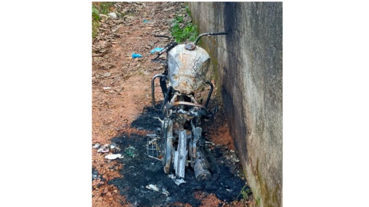 ലഹരി വില്പ്പനയ്ക്കെതിരെ പ്രതികരിച്ച ബ്രാഞ്ച് സെക്രട്ടറിയുടെ ബൈക്ക് കത്തിച്ചു; പ്രതിഷേധം ലഹരി വില്പ്പനയ്ക്കെതിരെ പ്രതികരിച്ച ബ്രാഞ്ച് സെക്രട്ടറിയുടെ ബൈക്ക് കത്തിച്ചു; പ്രതിഷേധം