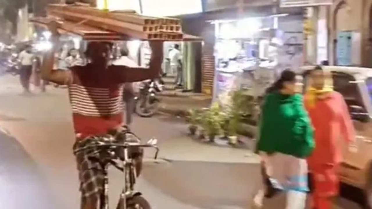 'തൊഴിലാളി ഡാ'; സര്‍ക്കസുകാരെ വെല്ലുന്ന പ്രകടനം വൈറലാകുന്നു