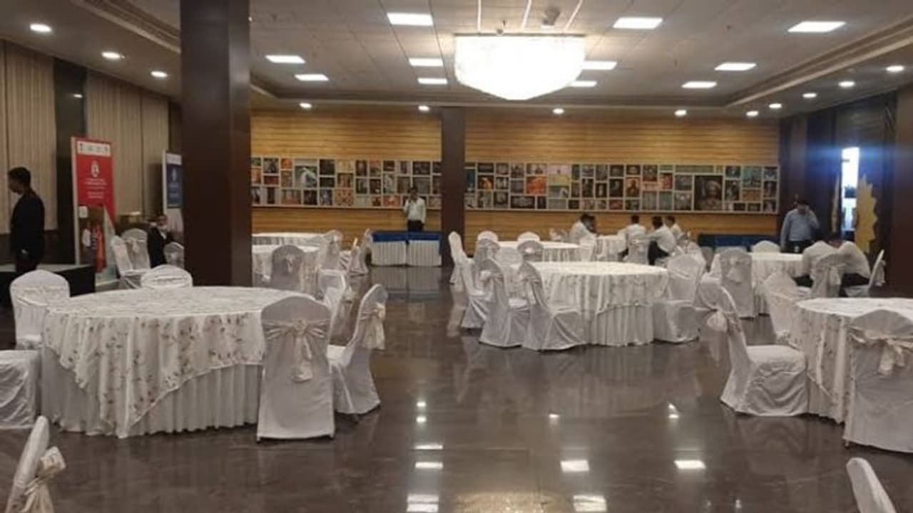 PM मोदी के साथ देसी खाने का लुत्फ उठाएंगे विदेशी मेहमान, जानिए मेन्यू में क्या क्या PM मोदी के साथ देसी खाने का लुत्फ उठाएंगे विदेशी मेहमान, जानिए मेन्यू में क्या क्या