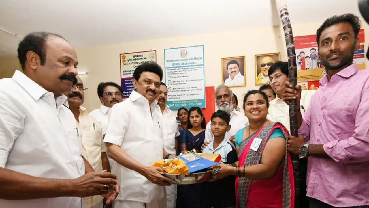 பொங்கல் பரிசு தொகுப்பு வழங்கும் திட்டத்தை தொடங்கி வைத்தார் முதல்வர் ஸ்டாலின் பொங்கல் பரிசு தொகுப்பு வழங்கும் திட்டத்தை தொடங்கி வைத்தார் முதல்வர் ஸ்டாலின்