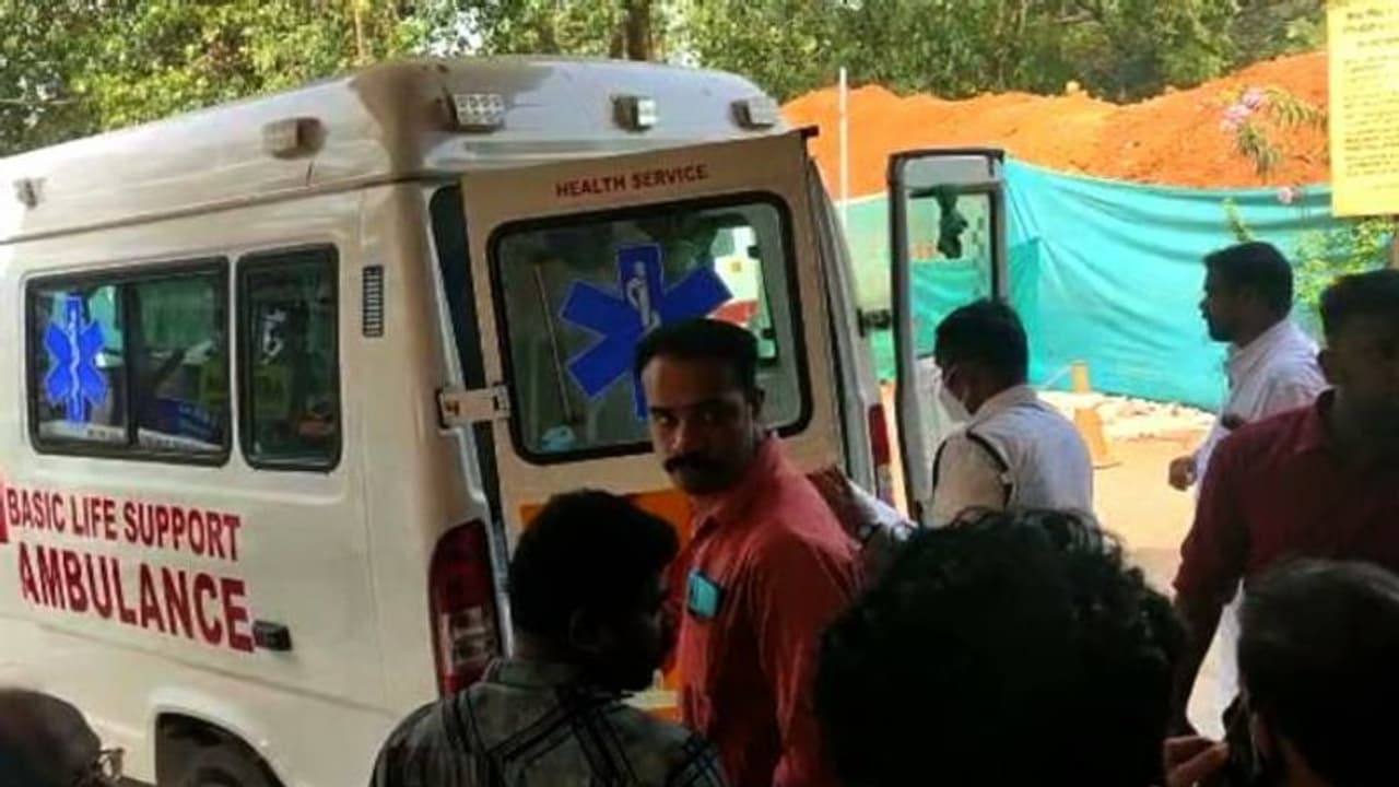 വിവാഹമോചനത്തിന് കോടതിയിലെത്തിയ യുവതിക്ക് വെട്ടേറ്റു, മുൻ ഭർത്താവ് പിടിയിൽ വിവാഹമോചനത്തിന് കോടതിയിലെത്തിയ യുവതിക്ക് വെട്ടേറ്റു, മുൻ ഭർത്താവ് പിടിയിൽ