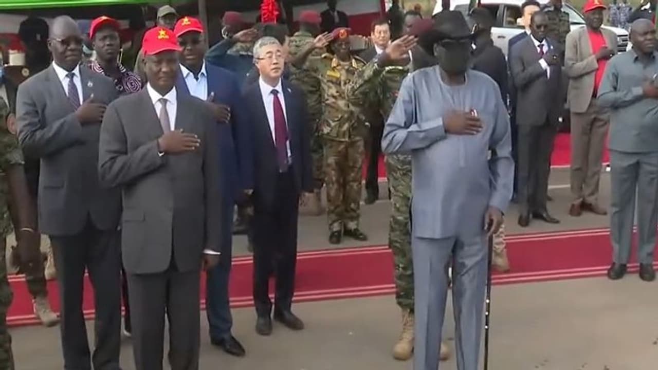 Video राष्ट्रगान के वक्त यहां के राष्ट्रपति की पैंट हो गई गीली, कवर करने वाले 6 जर्नालिस्ट पहुंच गए जेल