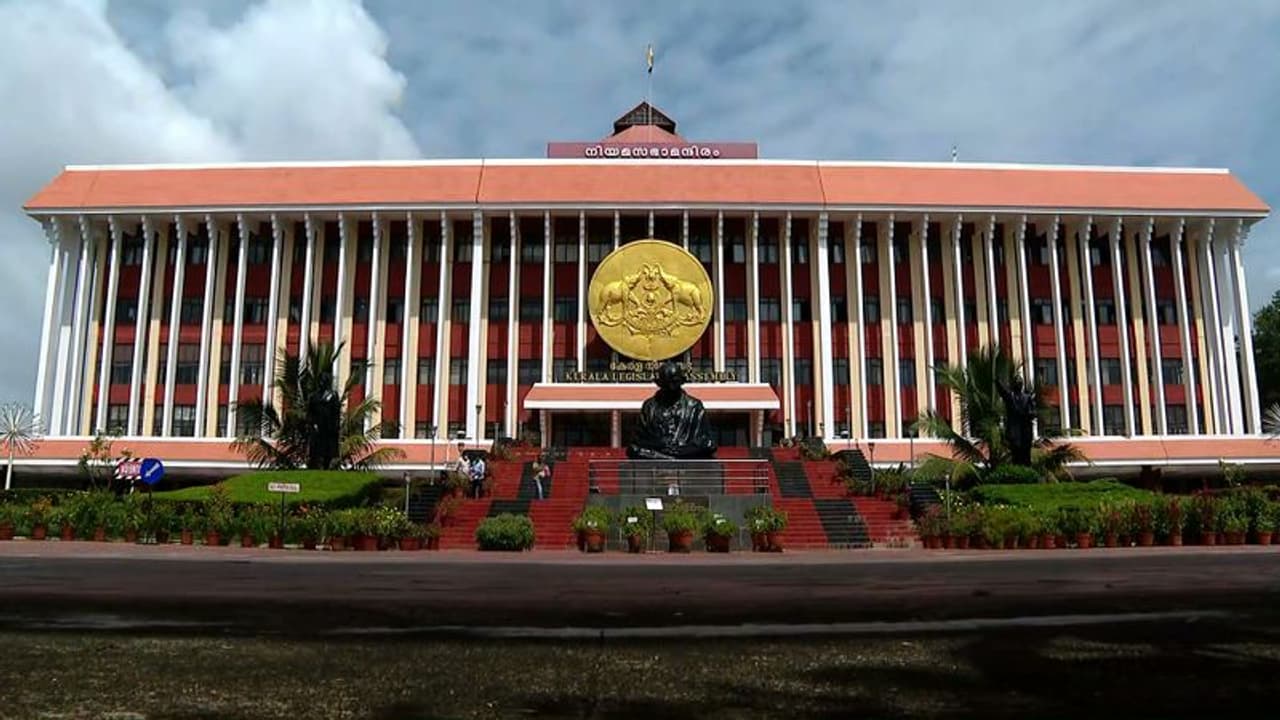 മന്ത്രിമാരുടെയും എംഎൽഎമാരുടെയും ശമ്പളം കൂട്ടിയേക്കും; 35 ശതമാനം വരെ വർധനയ്ക്ക് ശുപാർശ മന്ത്രിമാരുടെയും എംഎൽഎമാരുടെയും ശമ്പളം കൂട്ടിയേക്കും; 35 ശതമാനം വരെ വർധനയ്ക്ക് ശുപാർശ