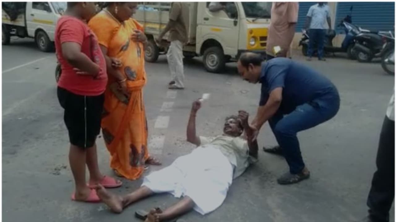 പൊലീസ് അന്യായമായി പിഴ ചുമത്തിയെന്ന് ആരോപിച്ച് ഓട്ടോ ഡ്രൈവറുടെ ആത്മഹത്യാഭീഷണി പൊലീസ് അന്യായമായി പിഴ ചുമത്തിയെന്ന് ആരോപിച്ച് ഓട്ടോ ഡ്രൈവറുടെ ആത്മഹത്യാഭീഷണി