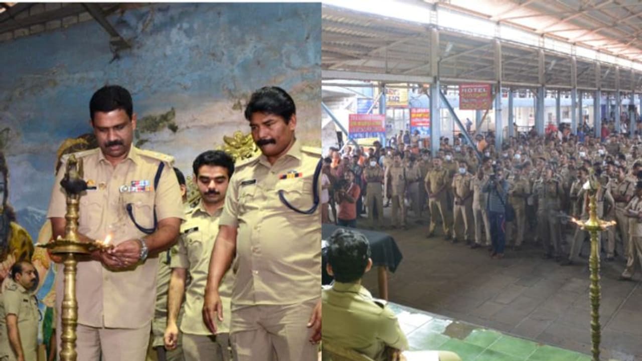മകരവിളക്ക് തിരക്ക് നിയന്ത്രിക്കാന് ശബരിമലയില് പൊലീസിന്റെ പുതിയ സംഘം, 2958 പേര് ചുമതലയേറ്റു മകരവിളക്ക് തിരക്ക് നിയന്ത്രിക്കാന് ശബരിമലയില് പൊലീസിന്റെ പുതിയ സംഘം, 2958 പേര് ചുമതലയേറ്റു