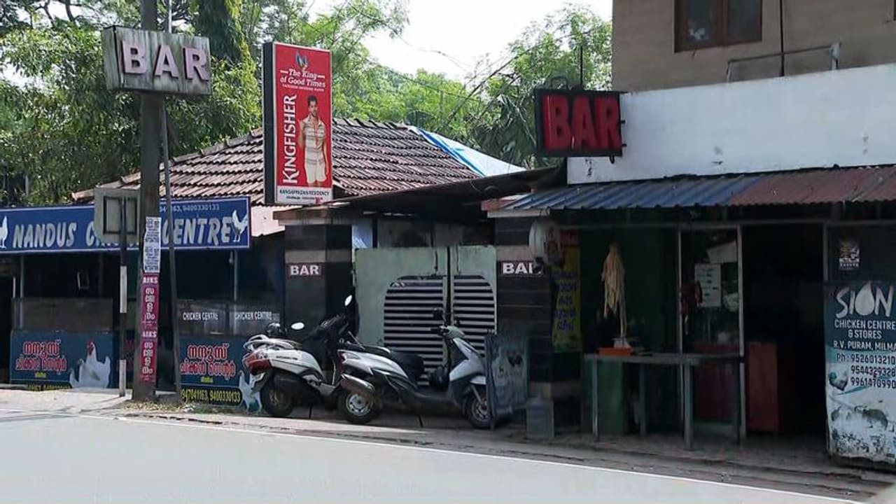കൊവിഡ് കാലത്തെ അനധികൃത മദ്യവിൽപ്പന: തൃശ്ശൂരിലെ ബാർ അടച്ചുപൂട്ടി, ലൈസൻസ് റദ്ദാക്കി കൊവിഡ് കാലത്തെ അനധികൃത മദ്യവിൽപ്പന: തൃശ്ശൂരിലെ ബാർ അടച്ചുപൂട്ടി, ലൈസൻസ് റദ്ദാക്കി