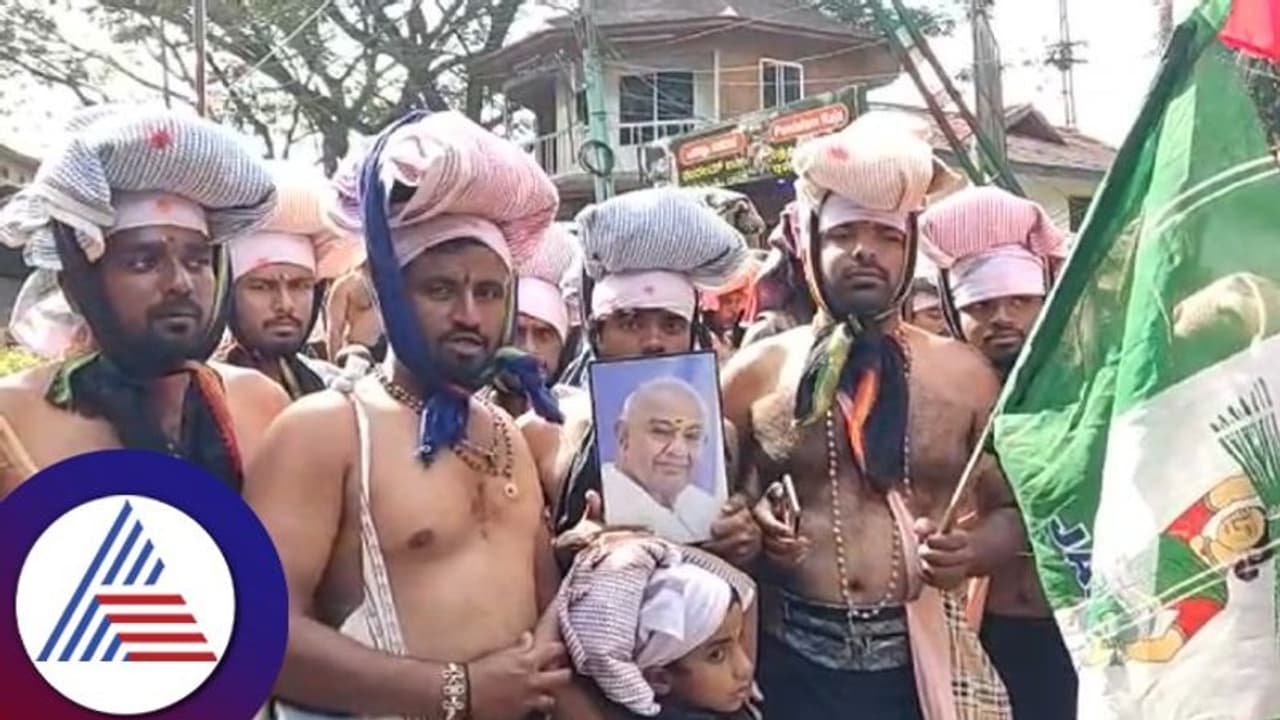 ದೇವೇಗೌಡರ ಫೋಟೋ ಹಿಡಿದು ಅಯ್ಯಪ್ಪಸ್ವಾಮಿ ದರ್ಶನ: ಕುಮಾರಸ್ವಾಮಿ ಸಿಎಂ ಆಗಲೆಂದು ಪೂಜೆ