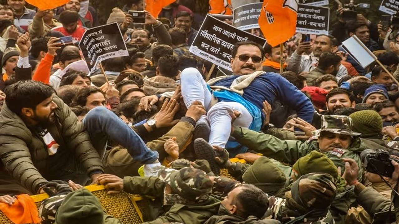 दिल्ली मेयर चुनाव के लिए आमने सामने आए AAP और BJP के कार्यकर्ता, खूब की नारेबाजी, निकाला विरोध मार्च दिल्ली मेयर चुनाव के लिए आमने सामने आए AAP और BJP के कार्यकर्ता, खूब की नारेबाजी, निकाला विरोध मार्च