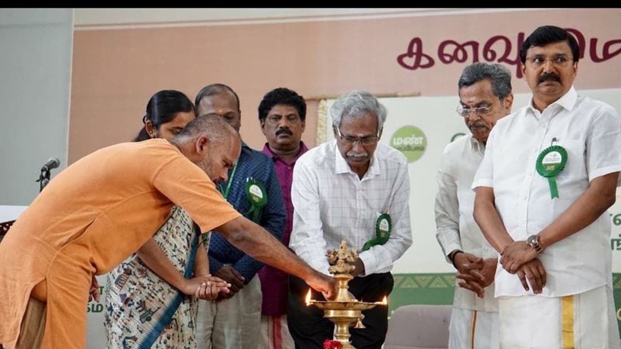 மண் காப்போம் இயக்கம் சார்பில் 1,500 விவசாயிகளுடன் களைகட்டிய கருத்தரங்கு! பொள்ளாச்சி எம்.பி சிறப்பு விருந்தினர் மண் காப்போம் இயக்கம் சார்பில் 1,500 விவசாயிகளுடன் களைகட்டிய கருத்தரங்கு! பொள்ளாச்சி எம்.பி சிறப்பு விருந்தினர்