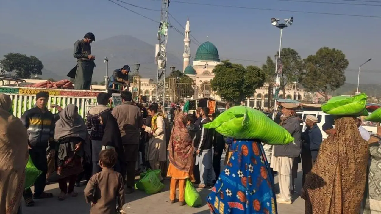 ಪಾಕ್ನಲ್ಲಿ 1 ಕೆಜಿಗೆ ಗೋಧಿಹಿಟ್ಟಿಗೆ 1500 ರುಪಾಯಿ: ಅಗ್ಗದ ಗೋಧಿಹಿಟ್ಟು ವಿತರಣೆ ವೇಳೆ ಕಾಲ್ತುಳಿತಕ್ಕೆ ನಾಲ್ವರ ಬಲಿ ಪಾಕ್ನಲ್ಲಿ 1 ಕೆಜಿಗೆ ಗೋಧಿಹಿಟ್ಟಿಗೆ 1500 ರುಪಾಯಿ: ಅಗ್ಗದ ಗೋಧಿಹಿಟ್ಟು ವಿತರಣೆ ವೇಳೆ ಕಾಲ್ತುಳಿತಕ್ಕೆ ನಾಲ್ವರ ಬಲಿ