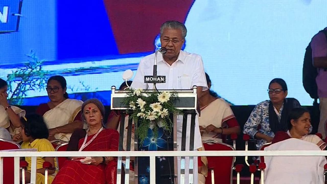 'ഇന്ത്യയിൽ മുസ്ലിങ്ങളും ക്രിസ്ത്യാനികളും ആക്രമിക്കപ്പെടുന്നു'; സംഘപരിവാറിനും കേന്ദ്രത്തിനുമെതിരെ പിണറായി 'ഇന്ത്യയിൽ മുസ്ലിങ്ങളും ക്രിസ്ത്യാനികളും ആക്രമിക്കപ്പെടുന്നു'; സംഘപരിവാറിനും കേന്ദ്രത്തിനുമെതിരെ പിണറായി