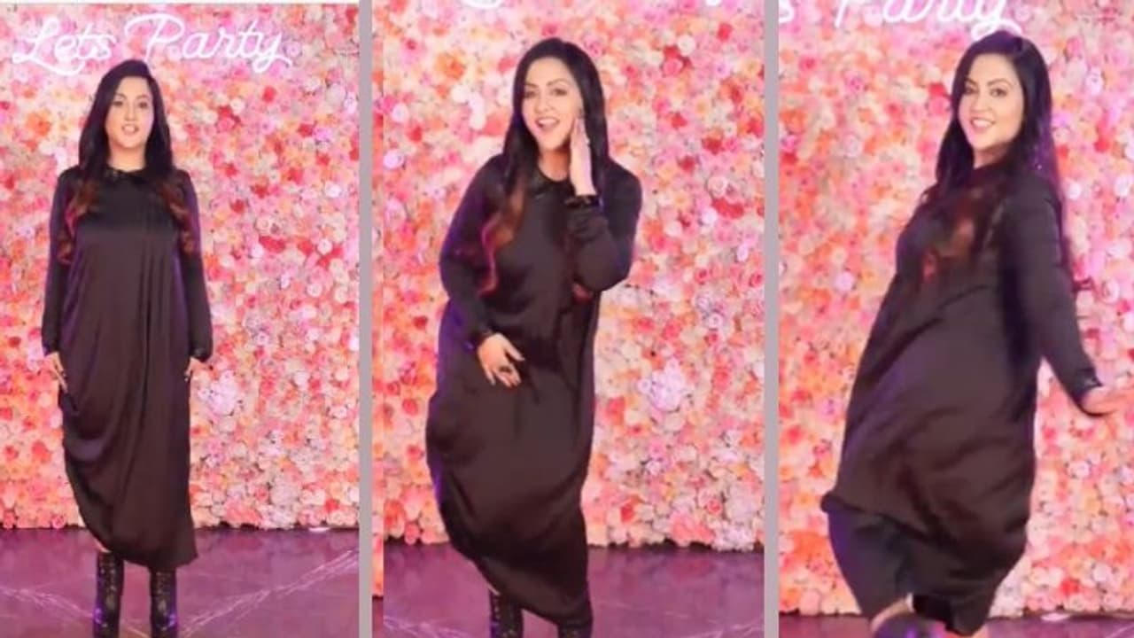 देवेंद्र फडणवीस की पत्नी अमृता का वीडियो वायरल, घंटे भर में लाखों लोगों ने देखा...आप भी देखिए ये चैलेंज देवेंद्र फडणवीस की पत्नी अमृता का वीडियो वायरल, घंटे भर में लाखों लोगों ने देखा...आप भी देखिए ये चैलेंज