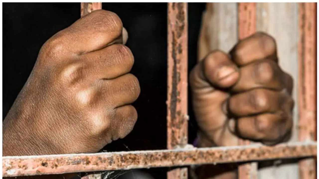 ಜೈಲಿನಲ್ಲೇ ಇದ್ದ ಕೊಲೆ ಆರೋಪಿಗಾಗಿ 20 ವರ್ಷ ಹುಡುಕಾಡಿದ ಪೊಲೀಸರು..! 