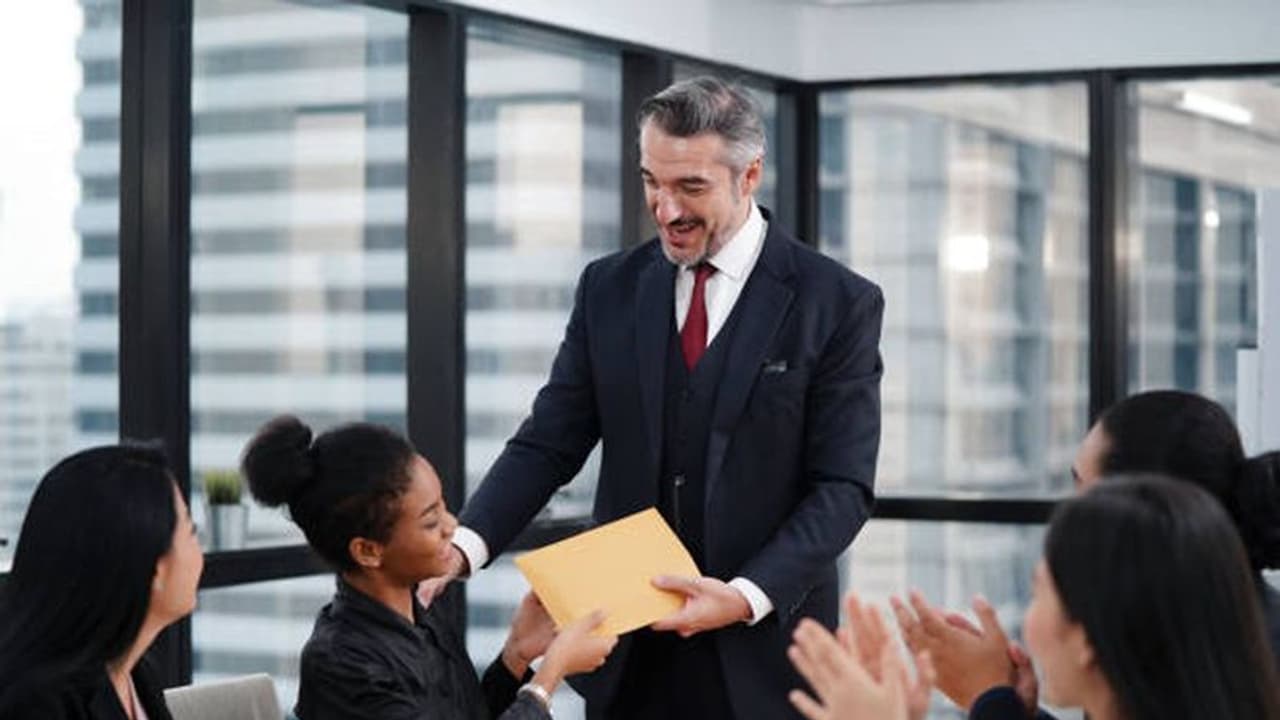 गजब लॉटरी लगी भाई! जबरदस्त मुनाफा होने पर कंपनी ने कर्मचारियों को दे डाला 50 महीने का बोनस गजब लॉटरी लगी भाई! जबरदस्त मुनाफा होने पर कंपनी ने कर्मचारियों को दे डाला 50 महीने का बोनस