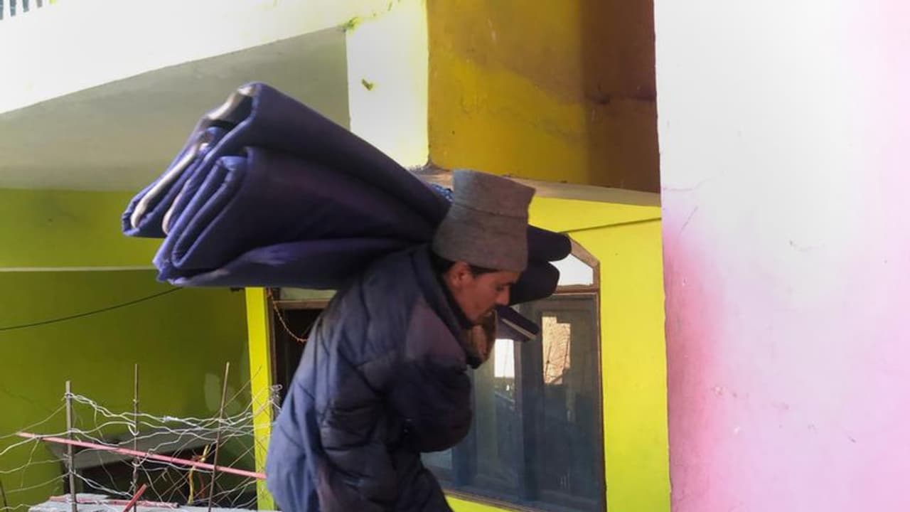 Joshimath का दर्द: प्यार से जिस घर को संवारा सजाया, अब उसे अपने ही हाथों उजाड़ रहे