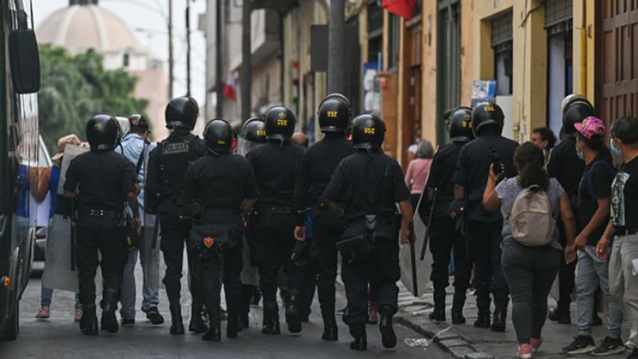 പെറുവില്‍ പ്രക്ഷോഭകരും സുരക്ഷാ സേനയും തമ്മില്‍ ഏറ്റുമുട്ടി; 12 മരണം, നിരവധിപ്പേര്‍ക്ക് പരിക്ക് 