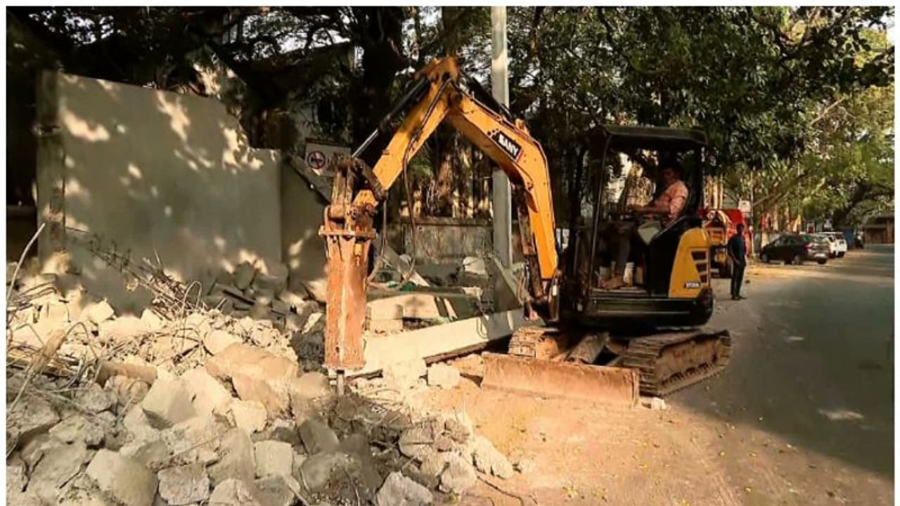 മിഠായിത്തെരുവിലെ അനധികൃത നിർമാണങ്ങൾ പൊളിച്ചുനീക്കുന്നു, നടപടി കോർപ്പറേഷന്റെ നേതൃത്വത്തിൽ 
