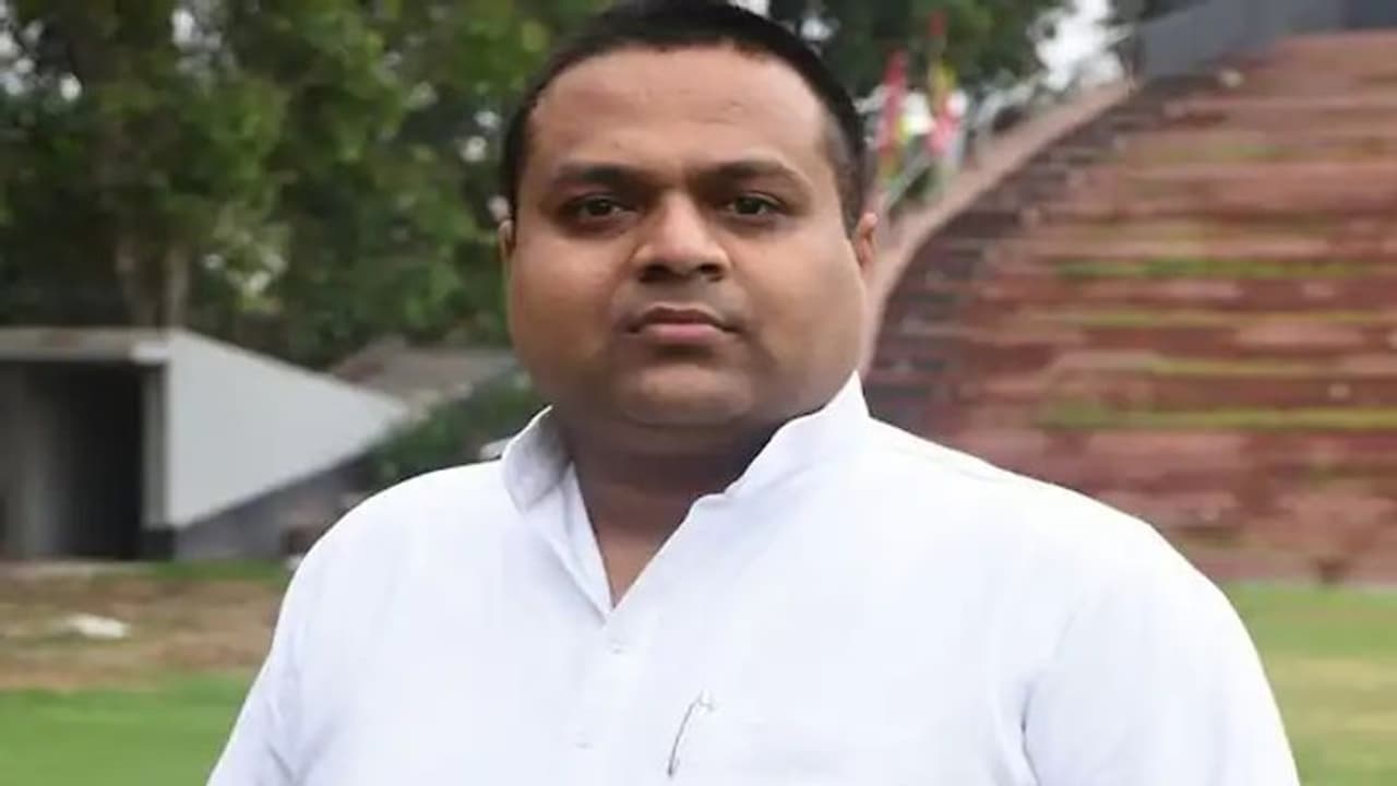 लखनऊ: SP के सोशल मीडिया हैंडलर मनीष जगन अग्रवाल की जमानत मंजूर, कार्यकर्ताओं ने किया ऐसा स्वागत लखनऊ: SP के सोशल मीडिया हैंडलर मनीष जगन अग्रवाल की जमानत मंजूर, कार्यकर्ताओं ने किया ऐसा स्वागत