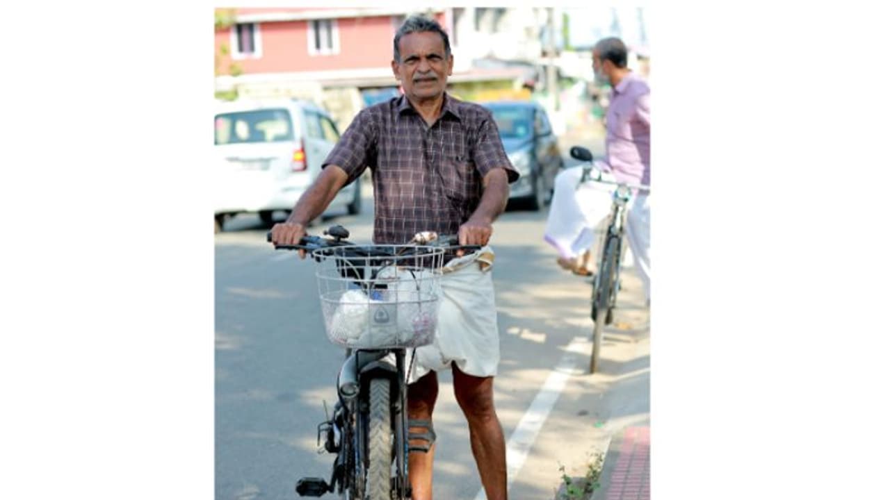 നാലു ദിവസം, 385 കിലോമീറ്റർ: കോവളത്ത് നിന്ന് തിരൂരിലേക്ക് പ്രഭാകരന്റെ സൈക്കിള് യാത്ര നാലു ദിവസം, 385 കിലോമീറ്റർ: കോവളത്ത് നിന്ന് തിരൂരിലേക്ക് പ്രഭാകരന്റെ സൈക്കിള് യാത്ര