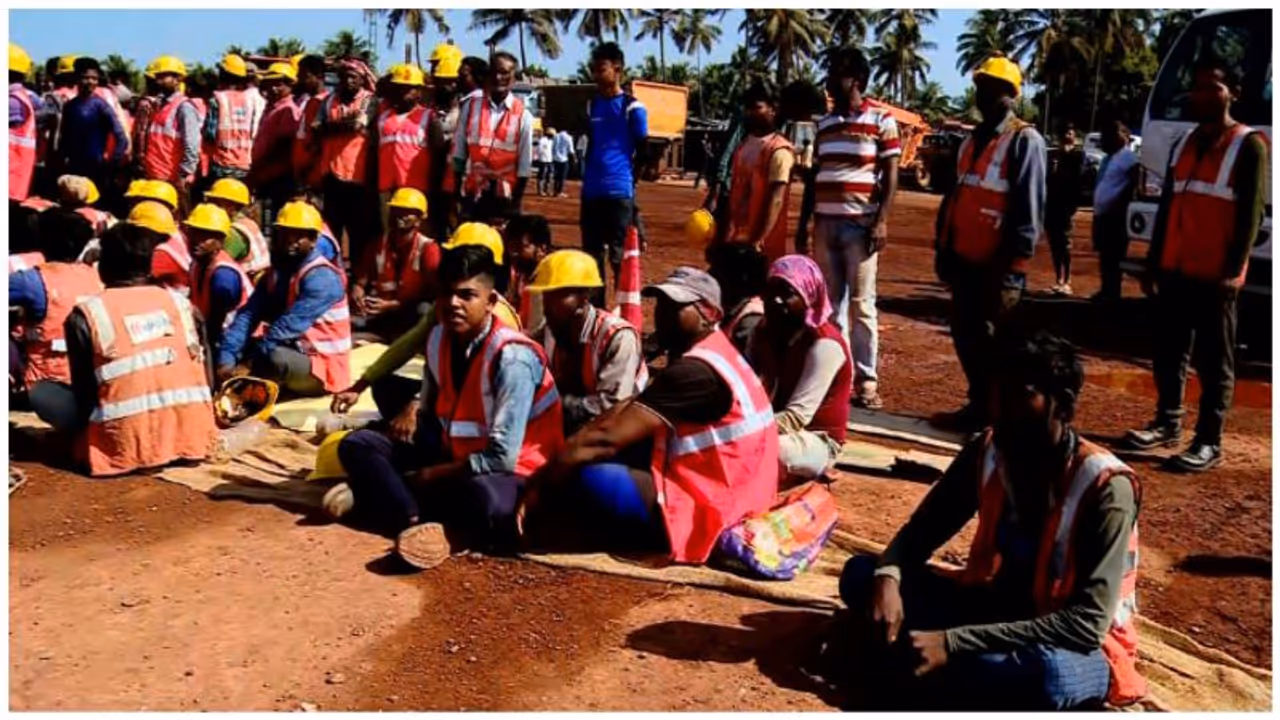 മൂന്ന് മാസമായി ശമ്പളമില്ല, കാസർകോട്ട് ദേശീയപാതാ നിർമ്മാണ തൊഴിലാളികൾ സമരത്തിൽ, കയ്യൊഴിഞ്ഞ് മേഘ കൺസ്ട്രക്ഷൻ മൂന്ന് മാസമായി ശമ്പളമില്ല, കാസർകോട്ട് ദേശീയപാതാ നിർമ്മാണ തൊഴിലാളികൾ സമരത്തിൽ, കയ്യൊഴിഞ്ഞ് മേഘ കൺസ്ട്രക്ഷൻ