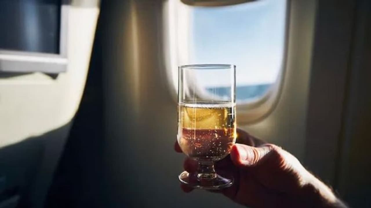 ఎయిర్ ఇండియా విమానంలో ప్రయాణీకులు అపరిమిత మద్యం పొందవచ్చా.. పాలసీ ఏం చెబుతుందో తెలుసుకోండి.. ఎయిర్ ఇండియా విమానంలో ప్రయాణీకులు అపరిమిత మద్యం పొందవచ్చా.. పాలసీ ఏం చెబుతుందో తెలుసుకోండి..