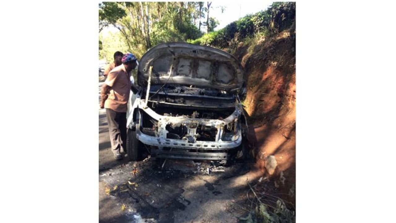 മൂന്നാറില് ഓടിക്കൊണ്ടിരുന്ന കാറിന് തീ പിടിച്ചു; യാത്രക്കാര് രക്ഷപ്പെട്ടത് തലനാരിഴയ്ക്ക് മൂന്നാറില് ഓടിക്കൊണ്ടിരുന്ന കാറിന് തീ പിടിച്ചു; യാത്രക്കാര് രക്ഷപ്പെട്ടത് തലനാരിഴയ്ക്ക്