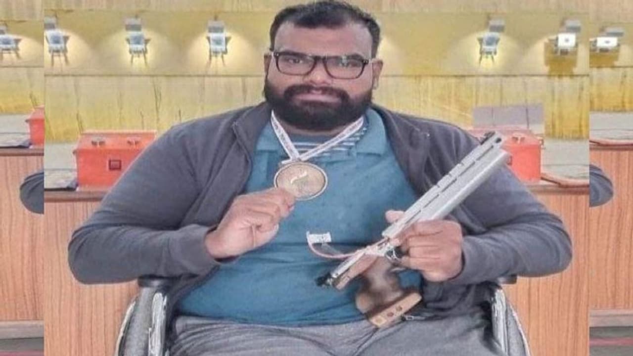 जज्बे को सलाम: दोनों पैर खराब खड़ा भी नहीं हो पाता, लेकिन जूनून ऐसा कि व्हीलचेयर पर ही जीत लिए 12 नेशनल मेडल जज्बे को सलाम: दोनों पैर खराब खड़ा भी नहीं हो पाता, लेकिन जूनून ऐसा कि व्हीलचेयर पर ही जीत लिए 12 नेशनल मेडल