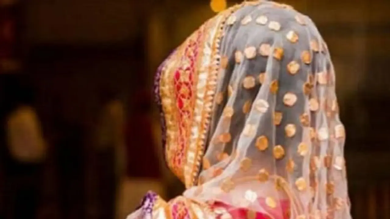 മൂടുപടം ഉയർത്തിയതോടെ അമ്പരന്ന് 22കാരൻ, വിവാഹ വേഷത്തിൽ മുന്നിലെത്തിയത് വധുവിന്റെ അമ്മ, പരാതി മൂടുപടം ഉയർത്തിയതോടെ അമ്പരന്ന് 22കാരൻ, വിവാഹ വേഷത്തിൽ മുന്നിലെത്തിയത് വധുവിന്റെ അമ്മ, പരാതി