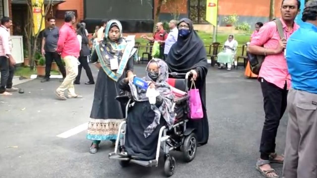 ഡിഫറന്റ് ആര്ട്ട് സെന്ററിലേക്കുള്ള പ്രവേശനം; ഇത്തവണ ലഭിച്ചത് മൂവായിരത്തിലധികം അപേക്ഷകള് ഡിഫറന്റ് ആര്ട്ട് സെന്ററിലേക്കുള്ള പ്രവേശനം; ഇത്തവണ ലഭിച്ചത് മൂവായിരത്തിലധികം അപേക്ഷകള്