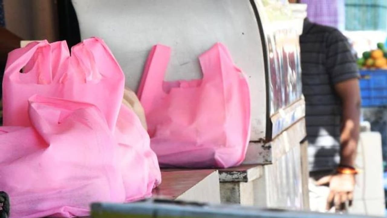 പ്ലാസ്റ്റിക് ക്യാരി ബാഗുകൾ നിരോധിച്ച സർക്കാർ നടപടി റദ്ദാക്കി ഹൈക്കോടതി