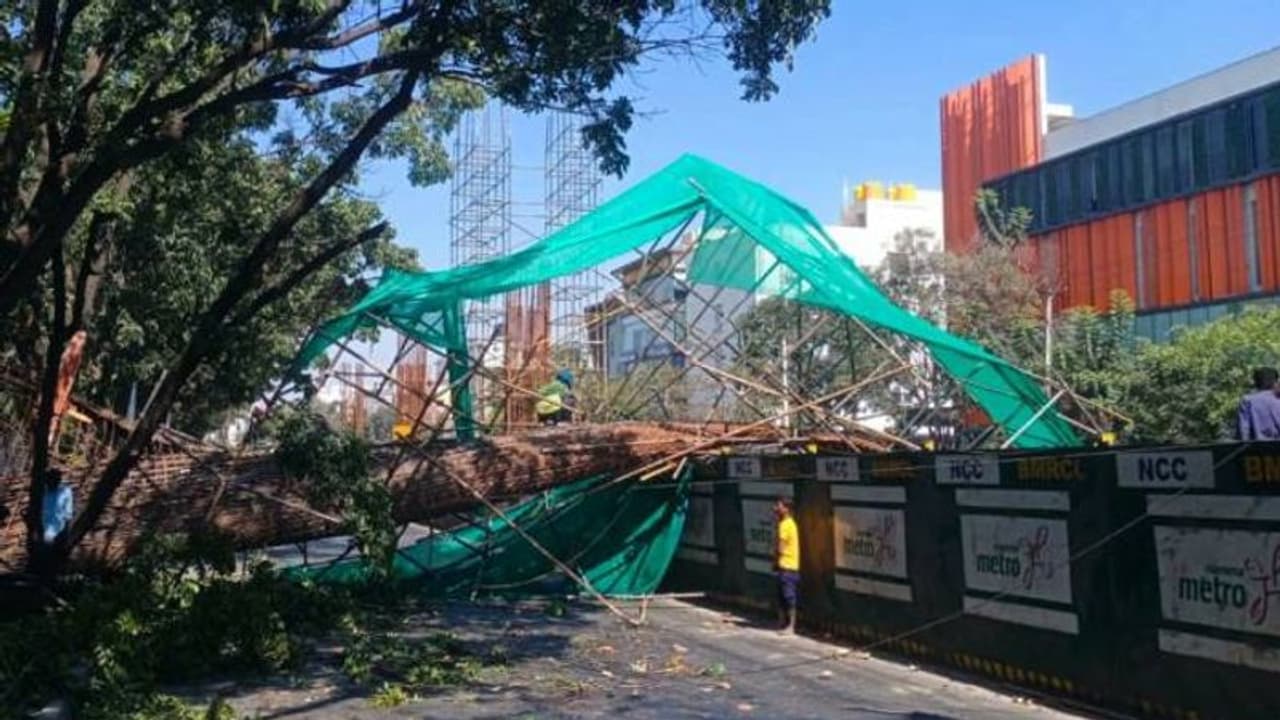 ബംഗളൂരുവിൽ നിർമ്മാണത്തിലിരുന്ന മെട്രോ തൂൺ തകർന്നു വീണു, സ്കൂട്ടർ യാത്രികർക്ക് പരിക്ക്