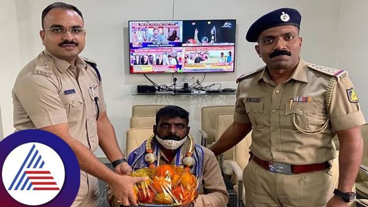 ಬೆಂಗಳೂರು: ನಾಪತ್ತೆಯಾದ ಬಾಲಕಿಯನ್ನು ಮನೆಗೆ ಸೇರಿಸಿದ ಆಟೋ ಚಾಲಕನಿಗೆ ಸನ್ಮಾನ ಬೆಂಗಳೂರು: ನಾಪತ್ತೆಯಾದ ಬಾಲಕಿಯನ್ನು ಮನೆಗೆ ಸೇರಿಸಿದ ಆಟೋ ಚಾಲಕನಿಗೆ ಸನ್ಮಾನ