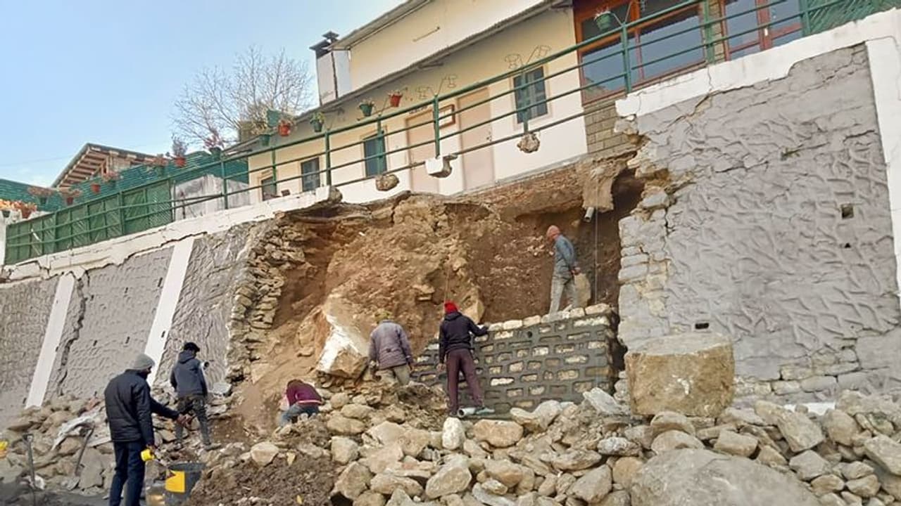 ജോഷിമഠിലെ ഭൗമപ്രതിസന്ധി; വില്ലനായത് എൻടിപിസി ജലവൈദ്യുതി പദ്ധതിയുടെ തുരങ്ക നിര്‍മ്മാണമെന്ന് നാട്ടുകാര്‍