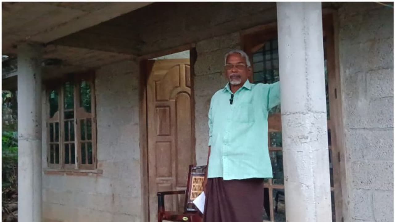 അര്ഹര്ക്ക് വീട് നല്കിയതിന് അവാര്ഡ് നേടിയ മുൻ പഞ്ചായത്ത് പ്രസിഡന്റ് സ്വന്തം വീടിന് ജപ്തി ഭീഷണി നേരിടുന്നു അര്ഹര്ക്ക് വീട് നല്കിയതിന് അവാര്ഡ് നേടിയ മുൻ പഞ്ചായത്ത് പ്രസിഡന്റ് സ്വന്തം വീടിന് ജപ്തി ഭീഷണി നേരിടുന്നു