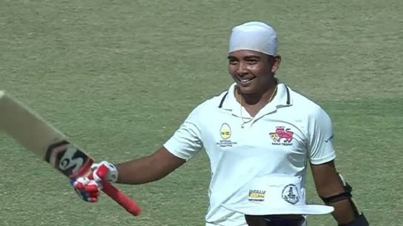 இந்திய அணியின் கதவை ஓங்கி தட்டும் பிரித்வி ஷா..! ரஞ்சி போட்டியில் ஒரே நாளில் 240 ரன்களை குவித்து சாதனை