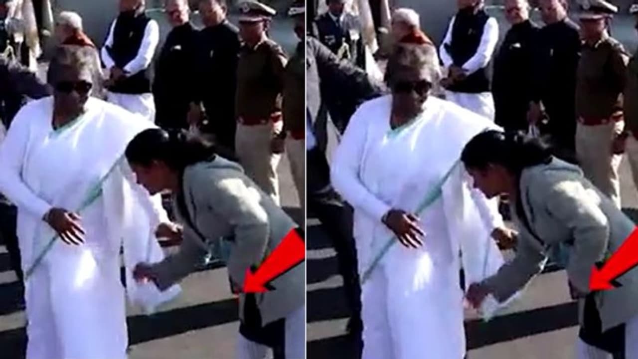 राजस्थान में इस महिला ने राष्ट्रपति मुर्मू के पैर छूए तो दिल्ली तक मच गया बवाल, गृह मंत्रालय ने मांगी रिपोर्ट राजस्थान में इस महिला ने राष्ट्रपति मुर्मू के पैर छूए तो दिल्ली तक मच गया बवाल, गृह मंत्रालय ने मांगी रिपोर्ट