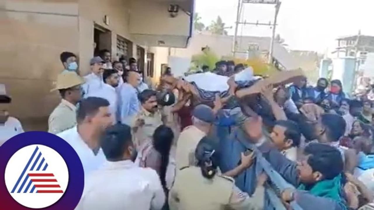 Mandya: ಖಾಸಗಿ ಆಸ್ಪತ್ರೆ ವೈದ್ಯರ ನಿರ್ಲಕ್ಷ್ಯಕ್ಕೆ ಬಾಣಂತಿ ಬಲಿ: ಮಾನವೀಯತೆ ಮರೆತು ಶವ ಹೊರಗೆಸೆದ ಸಿಬ್ಬಂದಿ Mandya: ಖಾಸಗಿ ಆಸ್ಪತ್ರೆ ವೈದ್ಯರ ನಿರ್ಲಕ್ಷ್ಯಕ್ಕೆ ಬಾಣಂತಿ ಬಲಿ: ಮಾನವೀಯತೆ ಮರೆತು ಶವ ಹೊರಗೆಸೆದ ಸಿಬ್ಬಂದಿ