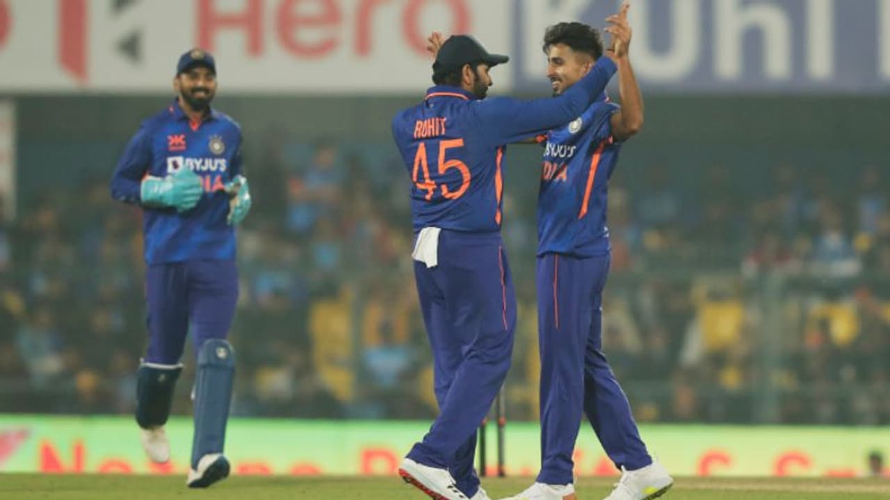 శనక ఒంటరిపోరాటం.. టీమిండియా ఆల్ రౌండ్ ప్రదర్శన.. తొలి వన్డేలో రోహిత్ సేన ఘన విజయం శనక ఒంటరిపోరాటం.. టీమిండియా ఆల్ రౌండ్ ప్రదర్శన.. తొలి వన్డేలో రోహిత్ సేన ఘన విజయం