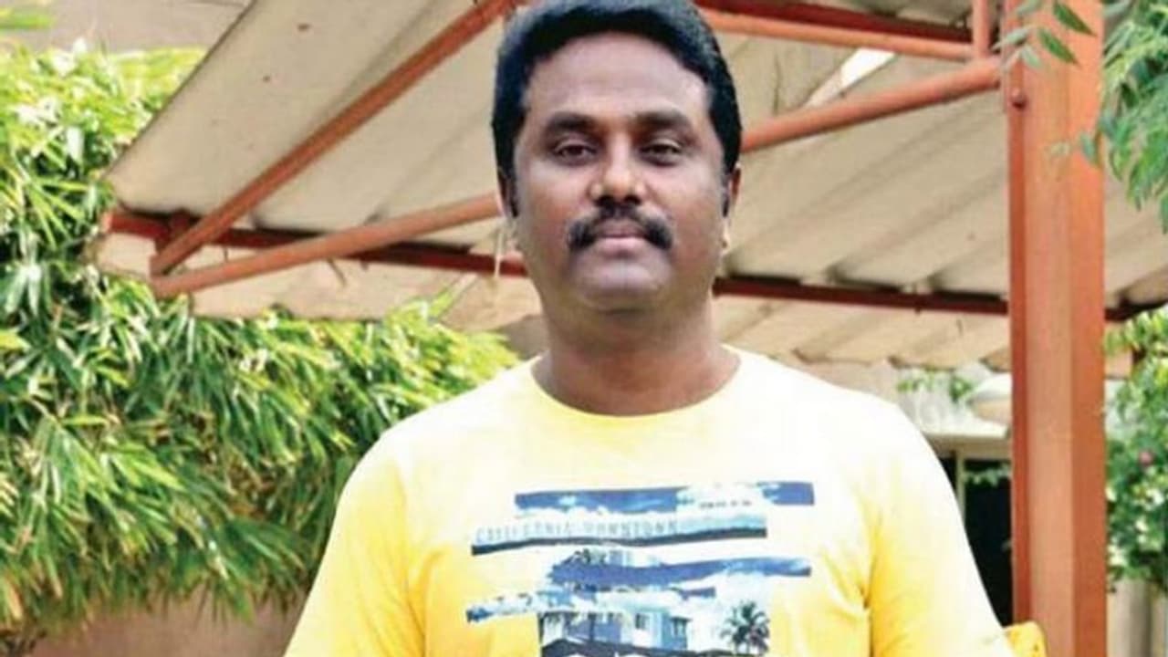 എന്റെ പേരുമായി ബന്ധപ്പെട്ടുള്ള വ്യാജ വാര്ത്തകളില് വിശ്വസിക്കരുത്: 'തിരുച്ചിദ്രമ്പലം' സംവിധായകൻ എന്റെ പേരുമായി ബന്ധപ്പെട്ടുള്ള വ്യാജ വാര്ത്തകളില് വിശ്വസിക്കരുത്: 'തിരുച്ചിദ്രമ്പലം' സംവിധായകൻ