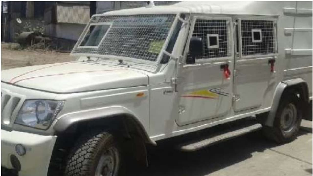 പട്ടാപ്പകൽ എടിഎം വാഹനം ആക്രമിച്ച് ഞെട്ടിക്കുന്ന കവർച്ച; സുരക്ഷ ജീവനക്കാരനെ വെടിവെച്ച് കൊന്നു, ലക്ഷങ്ങൾ കവർന്നു പട്ടാപ്പകൽ എടിഎം വാഹനം ആക്രമിച്ച് ഞെട്ടിക്കുന്ന കവർച്ച; സുരക്ഷ ജീവനക്കാരനെ വെടിവെച്ച് കൊന്നു, ലക്ഷങ്ങൾ കവർന്നു